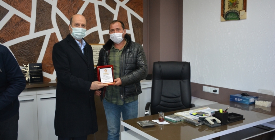 Başkan Bozkurt'tan Yardımsever Tüccarlara Plaket