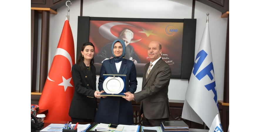 Afyonkarahisar Valimiz Doç.Dr. Kübra Güran Yigitbaşı'nı Şuhut Kaymakam V. Afyonkarahisar Vali Yardımcısı Kübra Teymur ve Şuhut Gönüllüleri İle Birlikte Ziyaret Ettik.