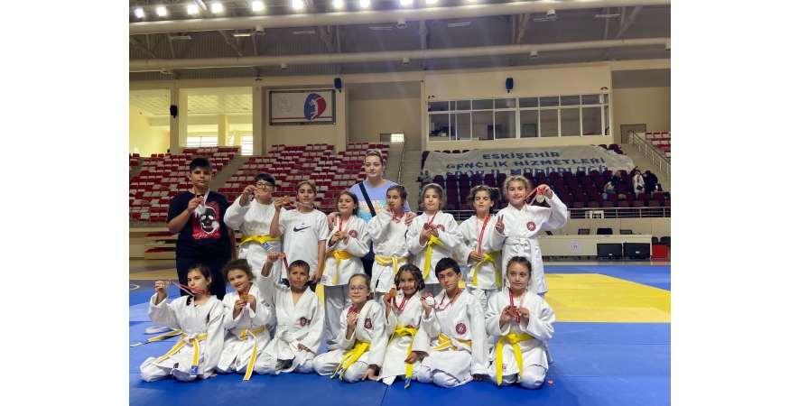 Şuhut Belediye Hisarspor Takımı Sporcularımız Eskişehir'de Düzenlenen 15 Temmuz Şehitleri Anma Süper Minikler Judo Şampiyonasında Destan Yazdı.
