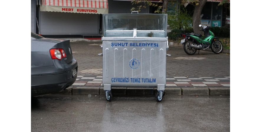 440 Lt Çöp konteynerlerinin yetmediği, yoğun nüfus olan yerlerde ve ilçe merkezindeki yerlere 770 Lt çöp konteynerlerini yerleştiriyoruz 