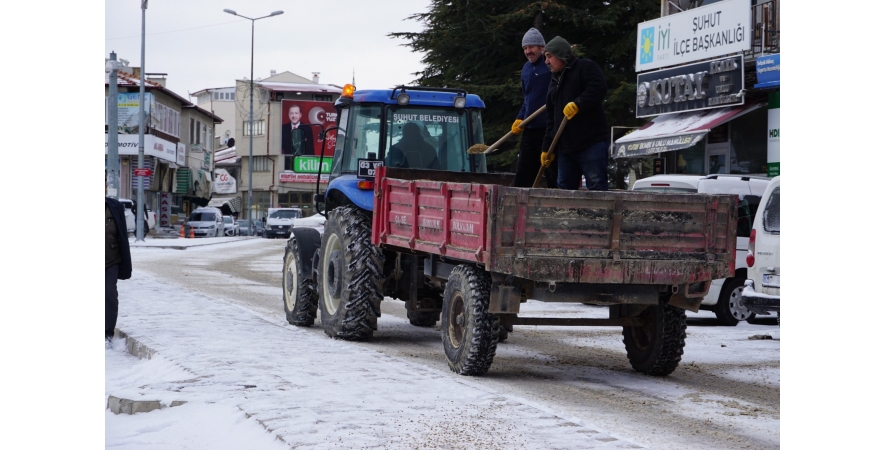 BELEDİYEMİZDEN YOLLARI AÇIK TUTAN TUZLAMA ÇALIŞMALARI 