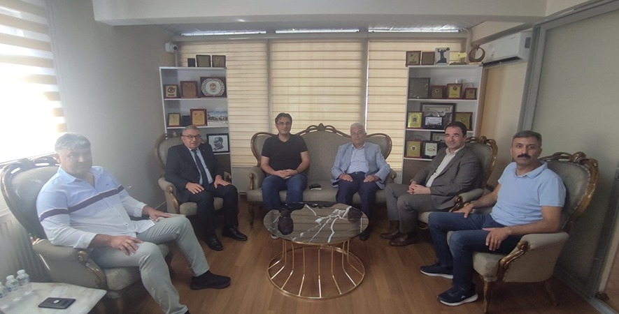 BAŞKAN ÖZAŞKIN KOCATEPE GAZETESİ’Nİ ZİYARET ETTİ