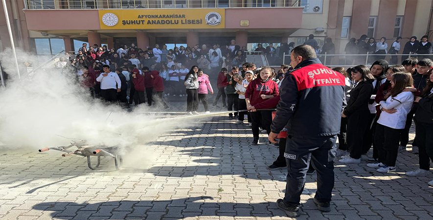 ŞUHUT BELEDİYESİ İTFAİYESİNDEN ÖĞRENCİLERE ANLAMLI TATBİKAT