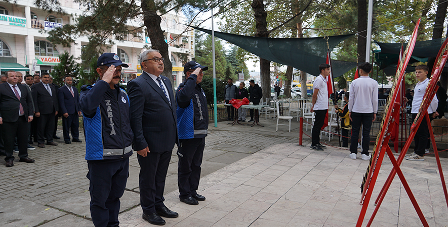 ŞUHUT’TA CUMHURİYET BAYRAMI ÇELENK SUNUMUYLA BAŞLADI