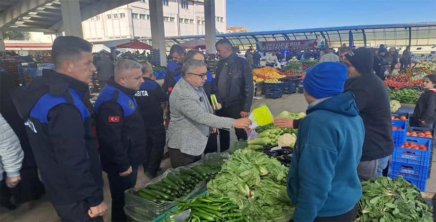 BAŞKAN ÖZAŞKIN PAZARCI ESNAFINA FİYAT ETİKETLERİ DAĞITTI