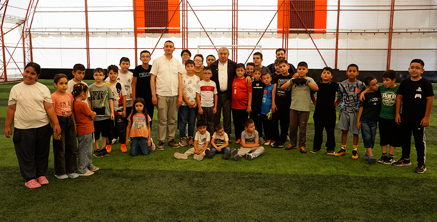 BAŞKAN ÖZAŞKIN'DAN YAZ KUR'AN KURSU ÖĞRENCİLERİNE HALI SAHA SÜRPRİZİ