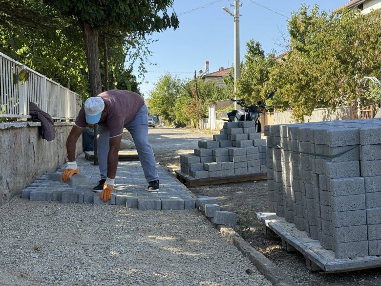 KALDIRIM VE ÇEVRE DÜZENLEMELERİ DEVAM EDİYOR